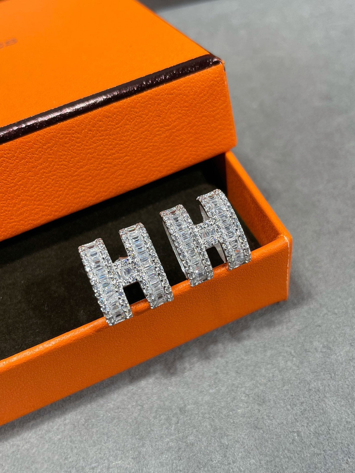 [Cadisa]H STUD EARRINGS WITH SILVER DIAMONDS