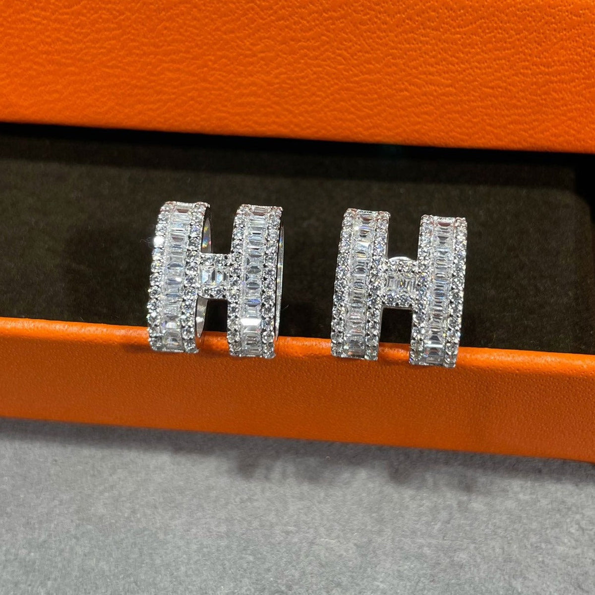 [Cadisa]H STUD EARRINGS WITH SILVER DIAMONDS