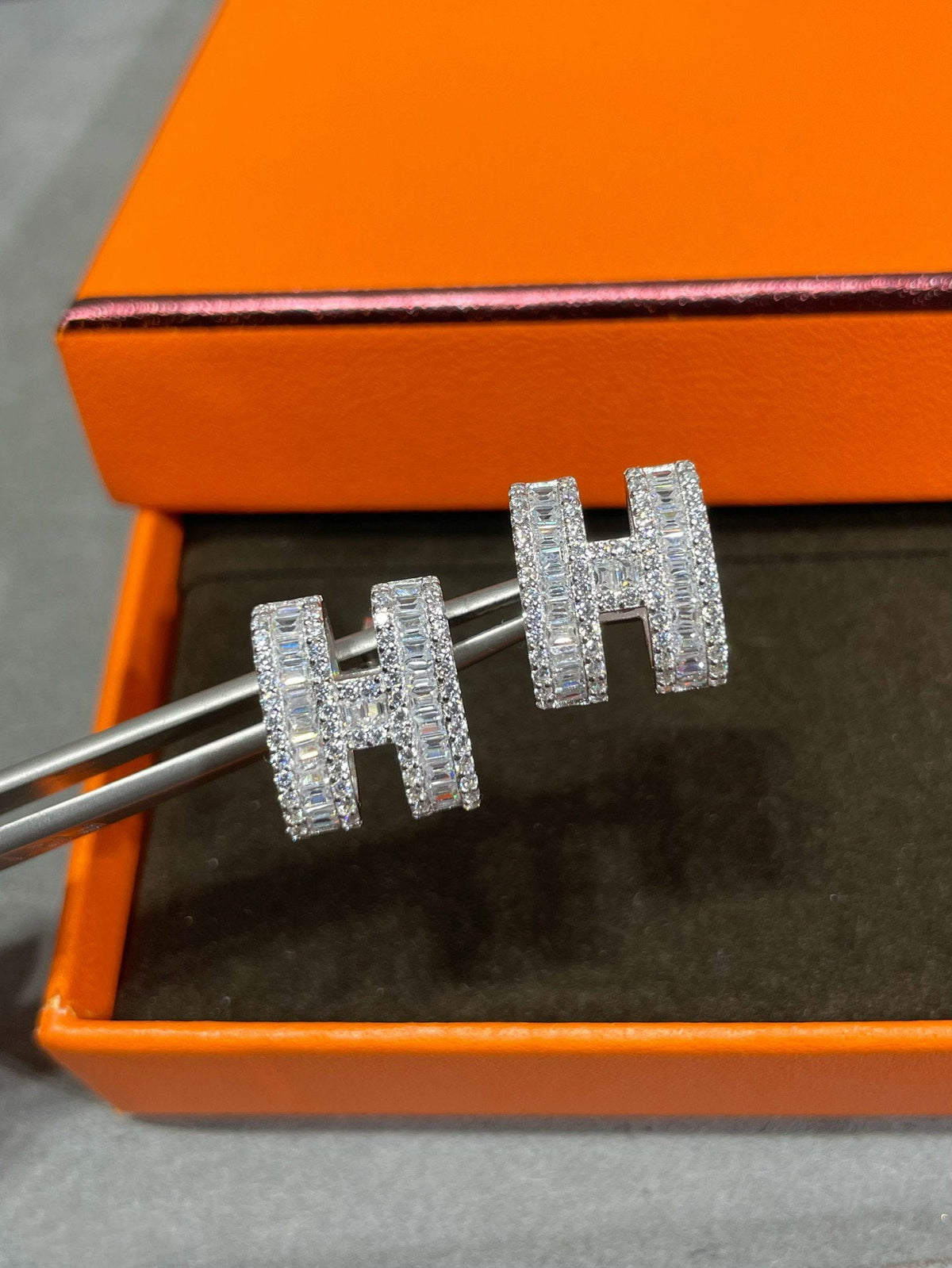 [Cadisa]H STUD EARRINGS WITH SILVER DIAMONDS