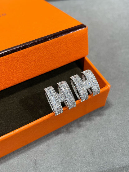 [Cadisa]H STUD EARRINGS WITH SILVER DIAMONDS