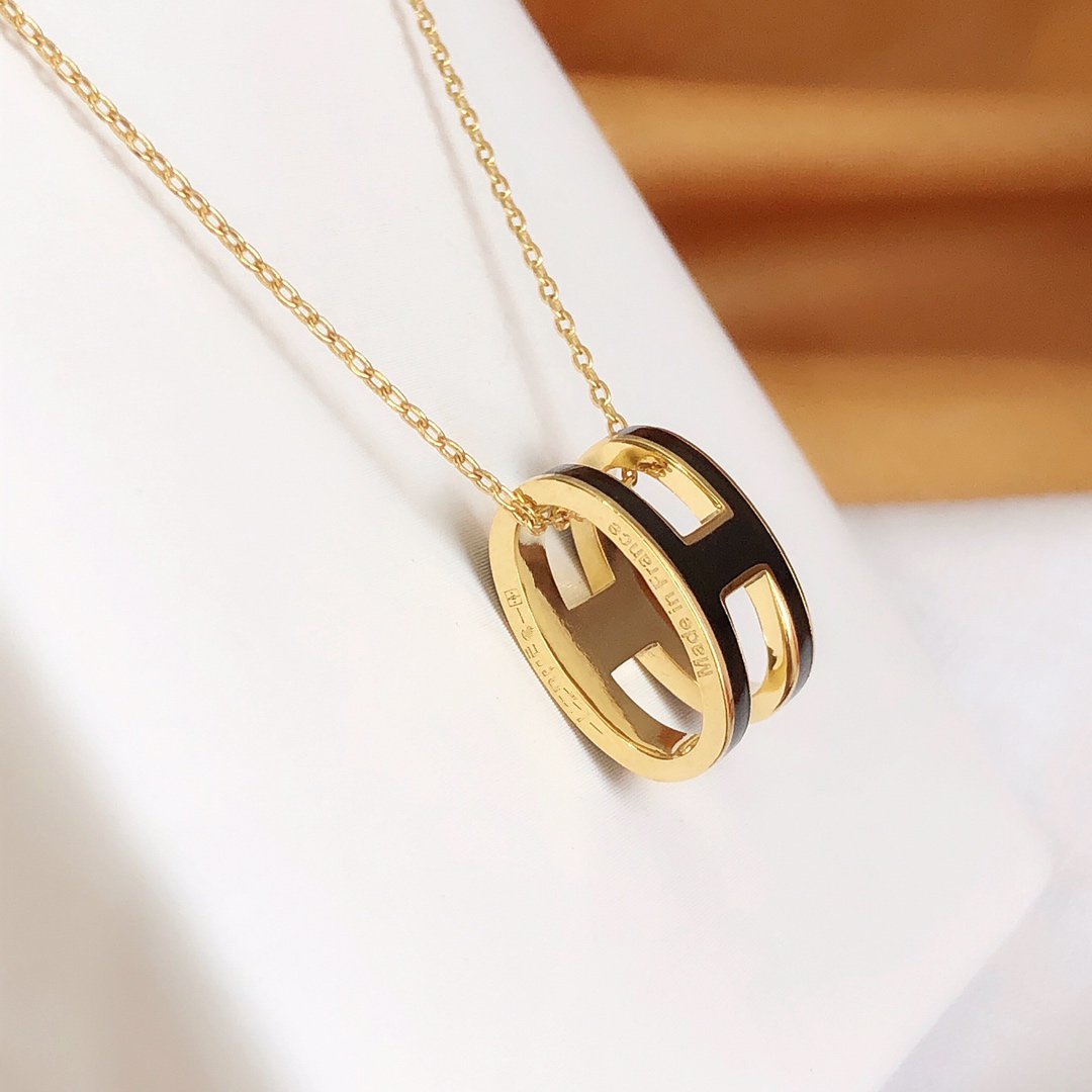 [Cadisa]HM CLIC BLACK ENAMEL GOLD NECKLACE