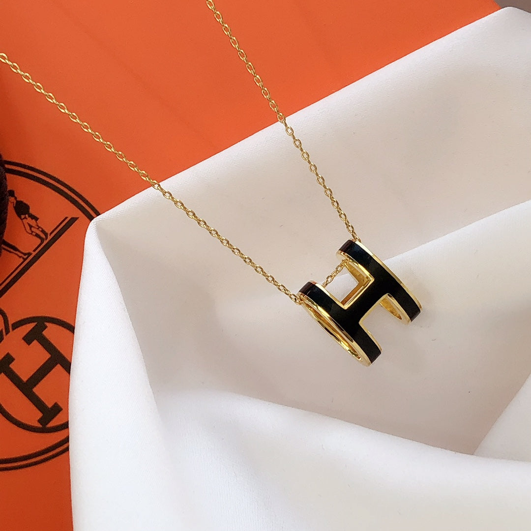 [Cadisa]HM CLIC BLACK ENAMEL GOLD NECKLACE