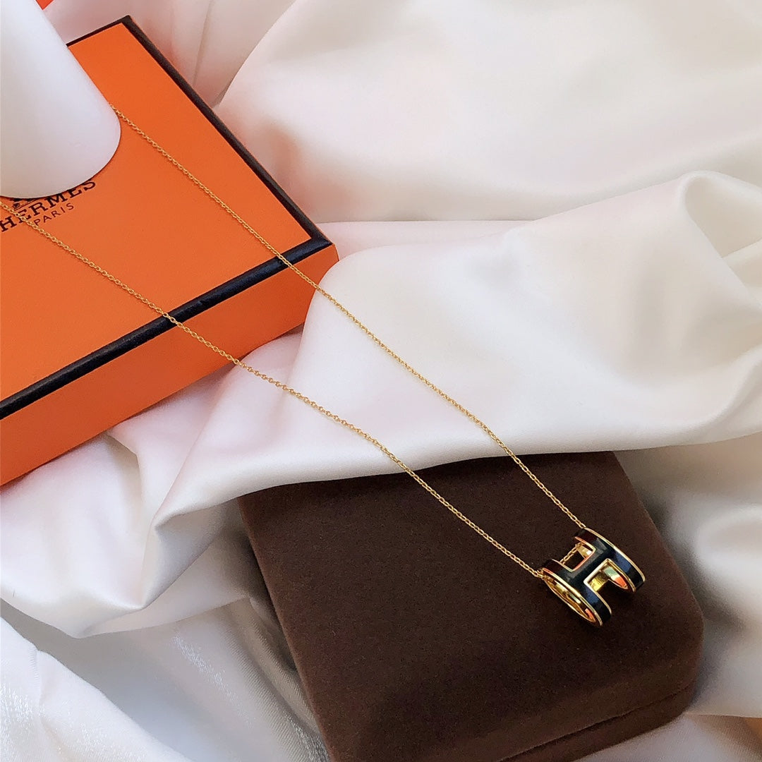 [Cadisa]HM CLIC BLACK ENAMEL GOLD NECKLACE