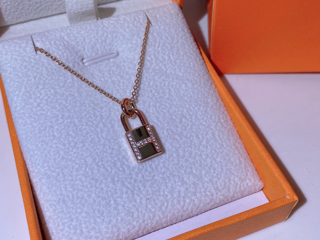 [Cadisa]HM ADVANCED NICHE LOCK HEAD NECKLACE DIAMONDS