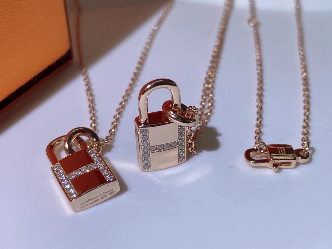 [Cadisa]HM ADVANCED NICHE LOCK HEAD NECKLACE DIAMONDS