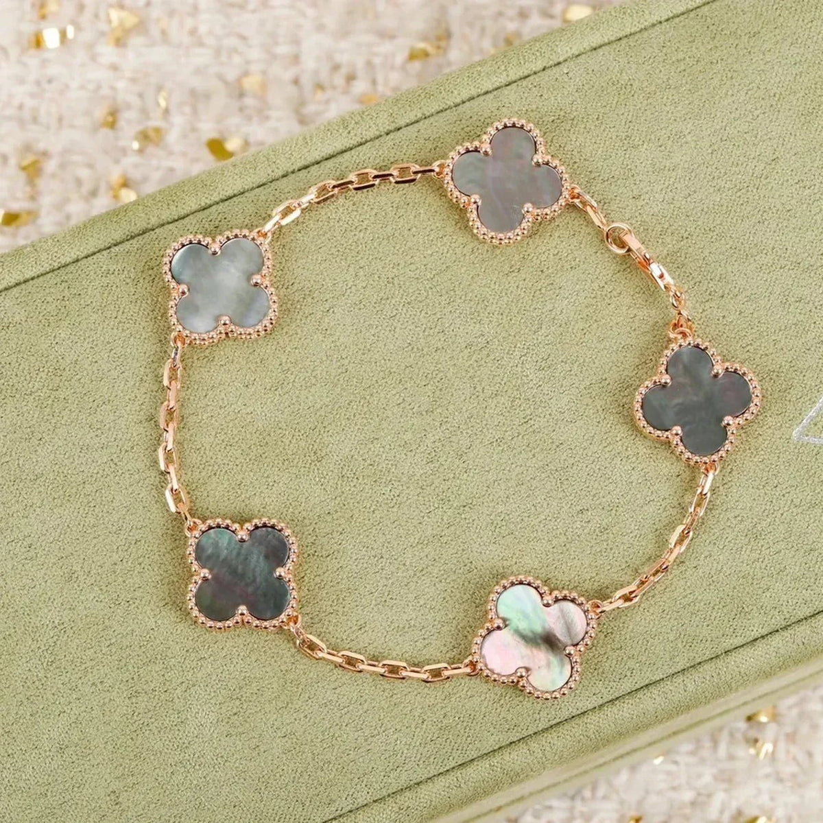 [Cadisa] CLOVER 5 MOTIF GRAY MOP BRACELET COLLECTION