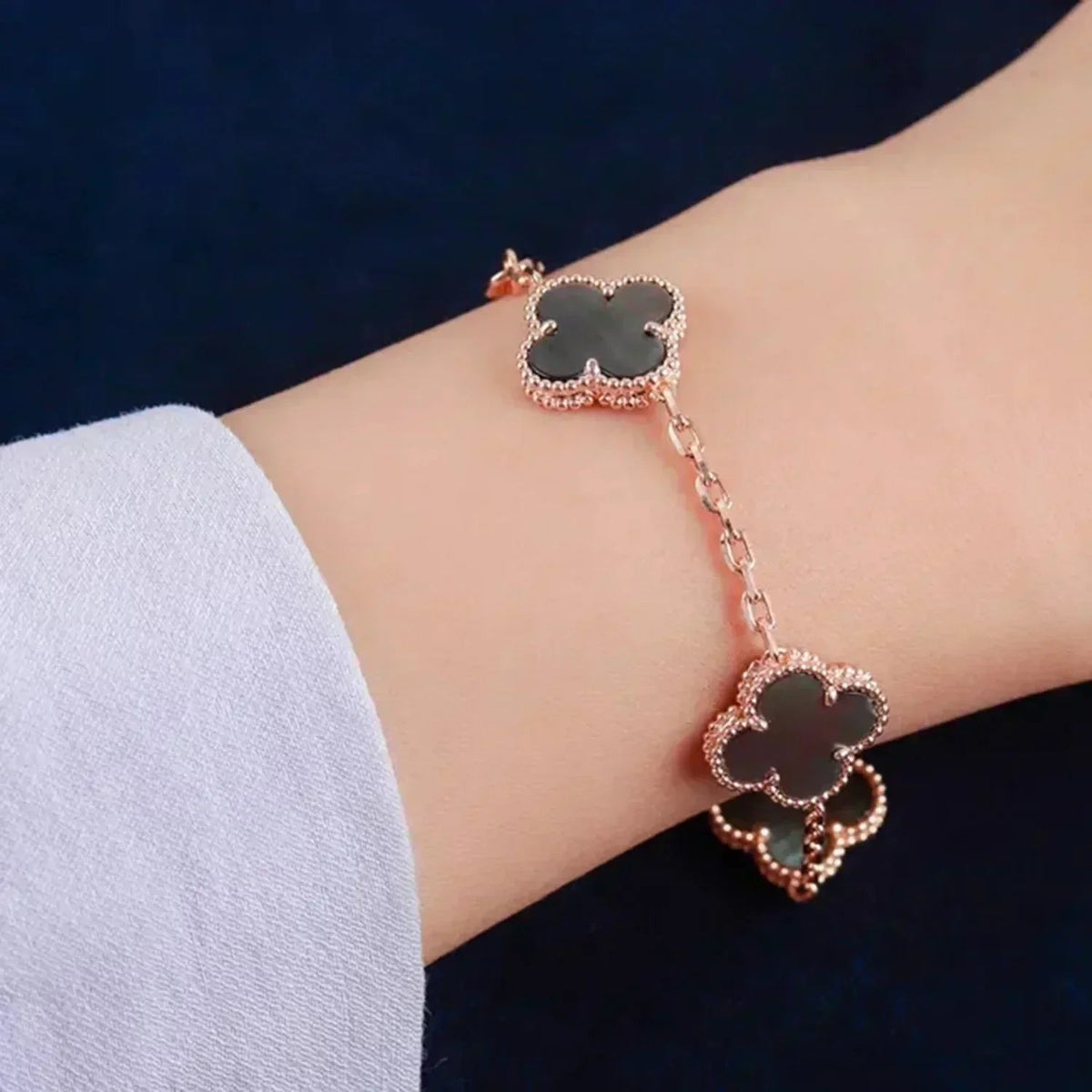 [Cadisa] CLOVER 5 MOTIF GRAY MOP BRACELET COLLECTION