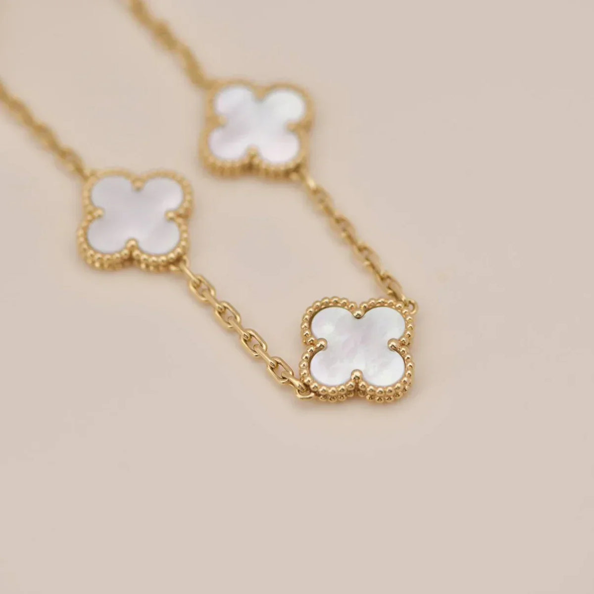 [Cadisa]CLOVER WHITE PEARL MOP 5 MOTIF BRACELET COLLECTION