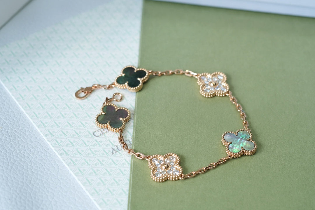 [Cadisa] CLOVER 5 MOTIF GRAY MOP BRACELET COLLECTION