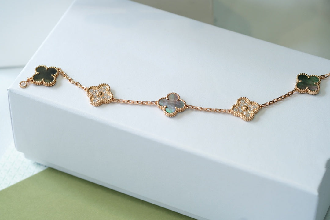 [Cadisa] CLOVER 5 MOTIF GRAY MOP BRACELET COLLECTION