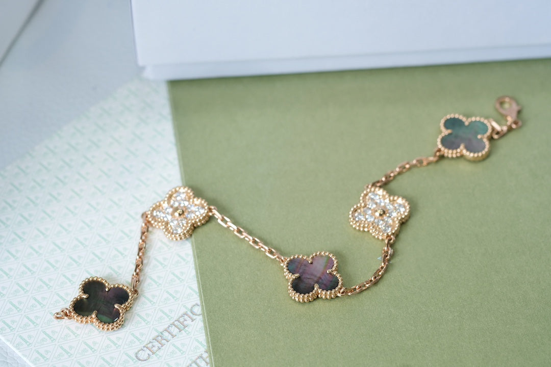 [Cadisa] CLOVER 5 MOTIF GRAY MOP BRACELET COLLECTION