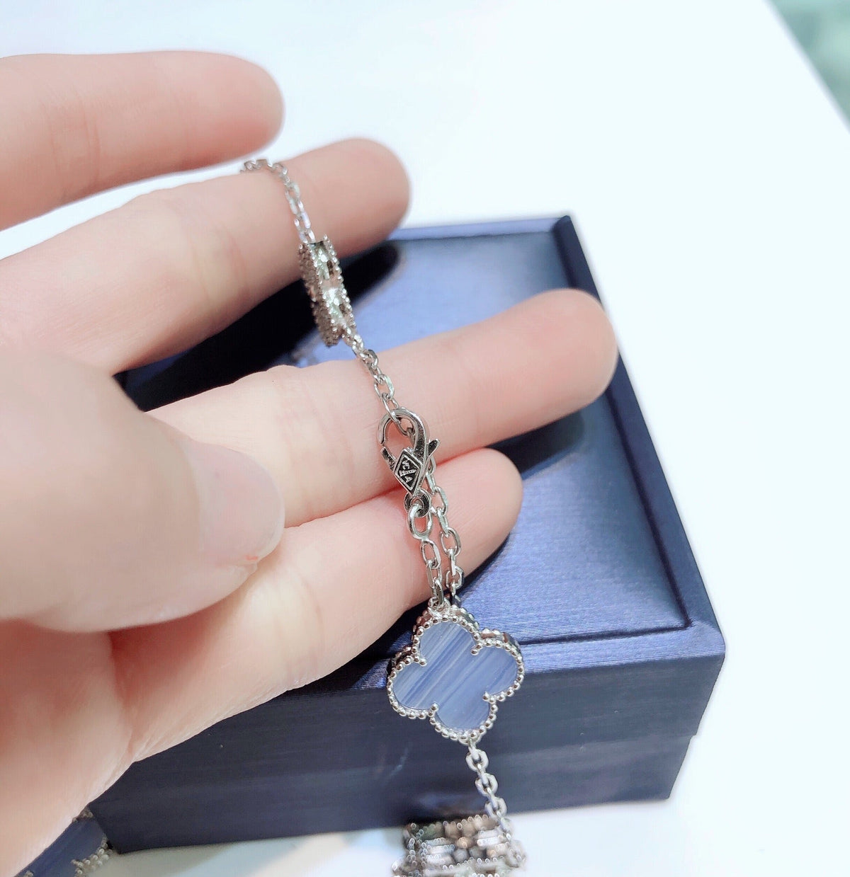 [Cadisa]CLOVER 10 MOTIFS CHALCEDONY DIAMONDS SILVER NECKLACE