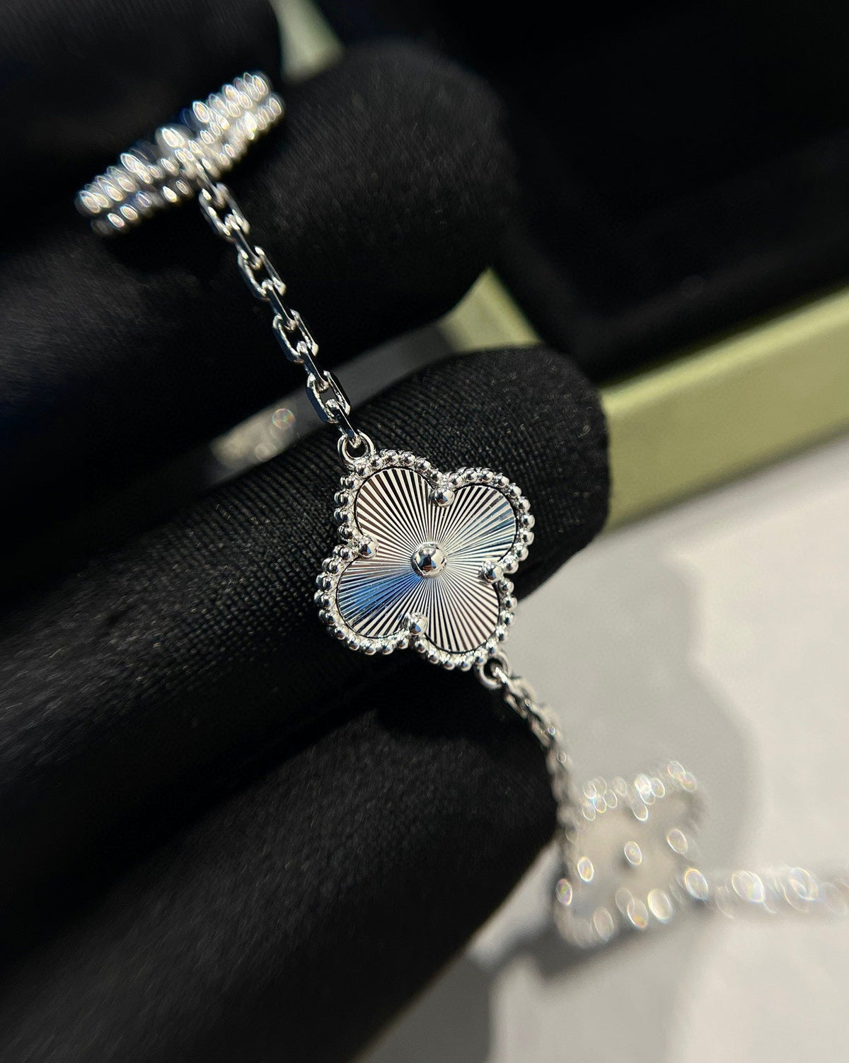 [Cadisa] CLOVER 5 MOTIF LASER BRACELET COLLECTION