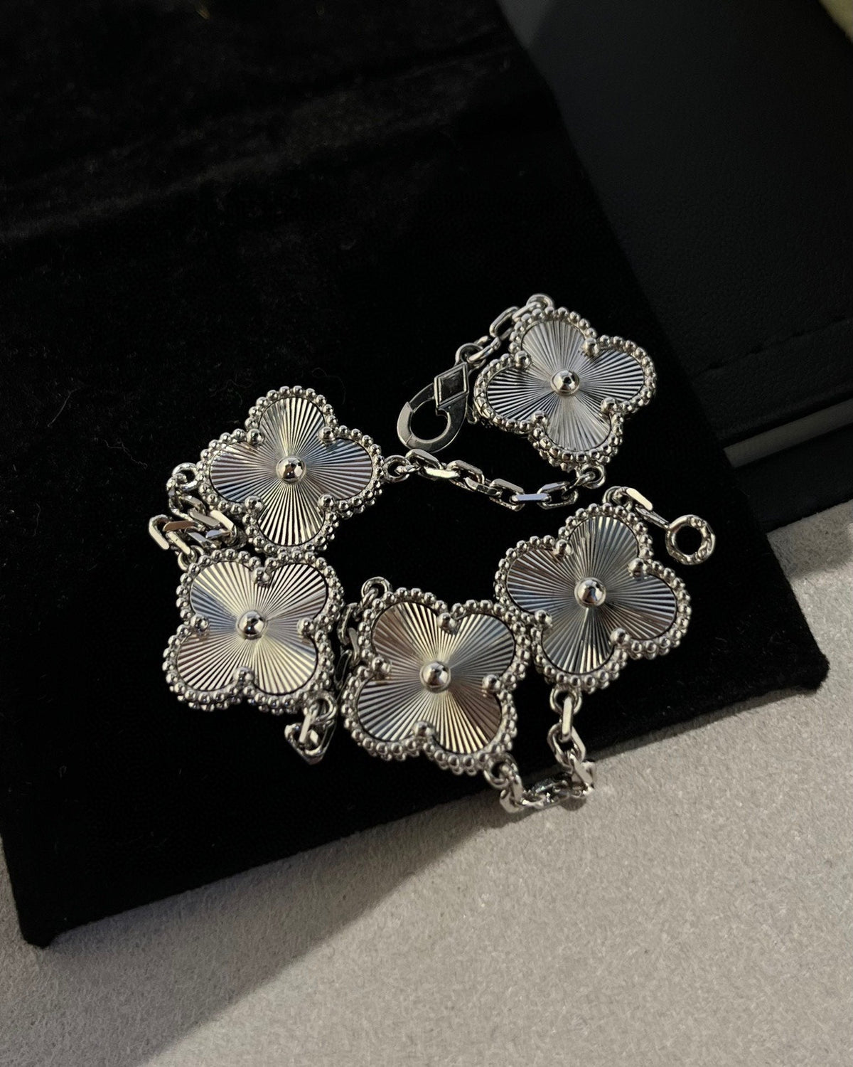 [Cadisa] CLOVER 5 MOTIF LASER BRACELET COLLECTION