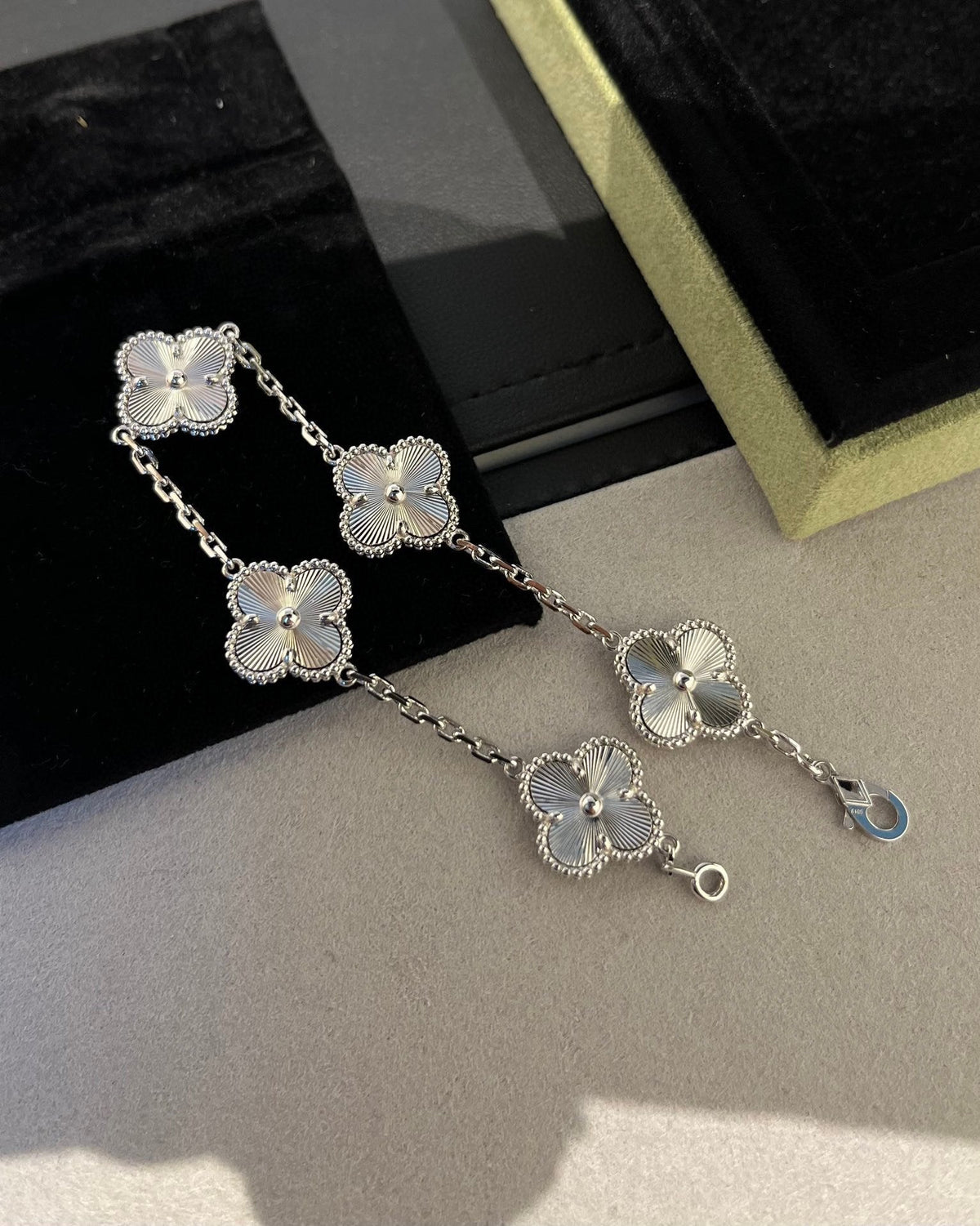 [Cadisa] CLOVER 5 MOTIF LASER BRACELET COLLECTION