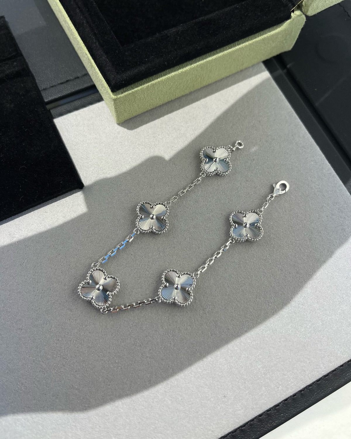 [Cadisa] CLOVER 5 MOTIF LASER BRACELET COLLECTION